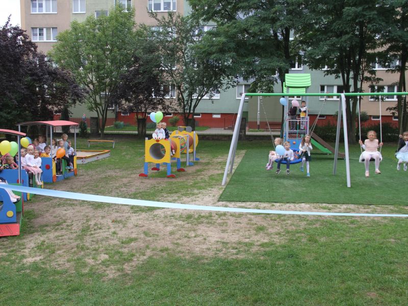 Na zdjęciu plac zabaw z bawiącymi się przedszkolakami