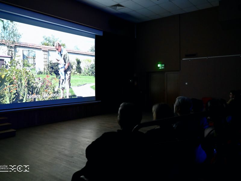 Na zdjęciu ekran kinowy podczas projekcji filmu