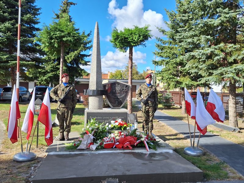 Warta honorowa żołnierzy przy pomniku Nieznanego Żołnierza